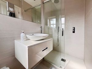 Ensuite- click for photo gallery